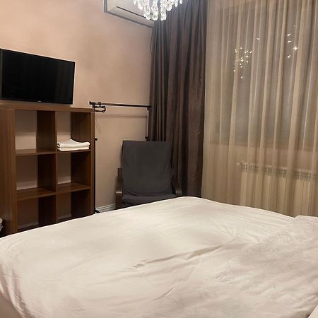 Room In A Private House - 5 Min From Therme And Airport Corbeanca Ngoại thất bức ảnh