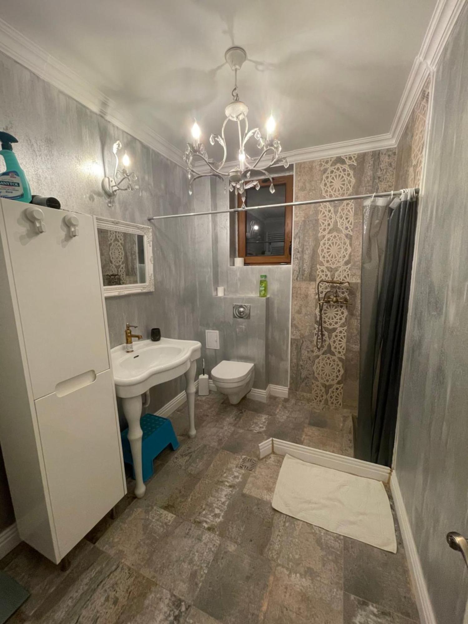 Room In A Private House - 5 Min From Therme And Airport Corbeanca Ngoại thất bức ảnh